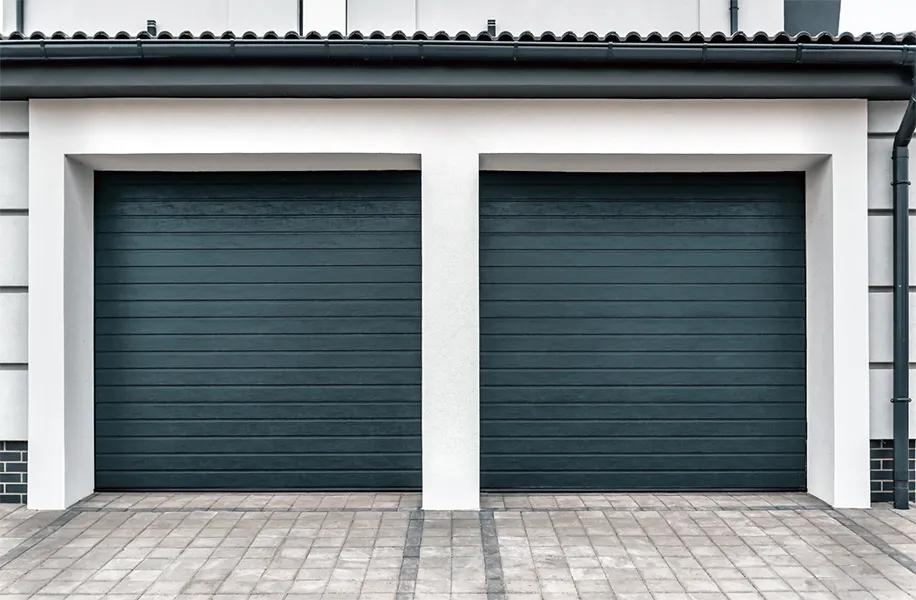 Drzwi garażowe, warsztatowe - Oferujemy możliwość zamówienia tradycyjnych drzwi metalowych, zarówno dwuskrzydłowych, jak i przesuwnych, które idealnie sprawdzają się w różnych przestrzeniach użytkowych, takich jak warsztaty, garaże, czy też wolnostojące budynki gospodarcze.