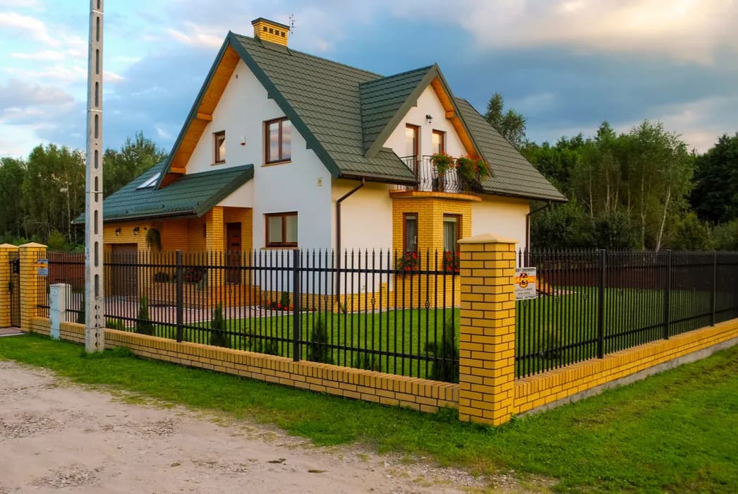 Ogrodzenie, furtka i brama przesuwna z grotami oraz kutymi ozdobami