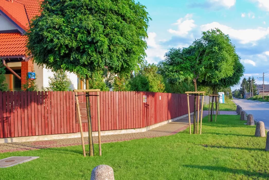 Ogrodzenie stalowe wykończone sztachetami drewnianymi